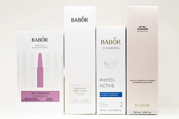 Kosmetikprodukte aufgereiht